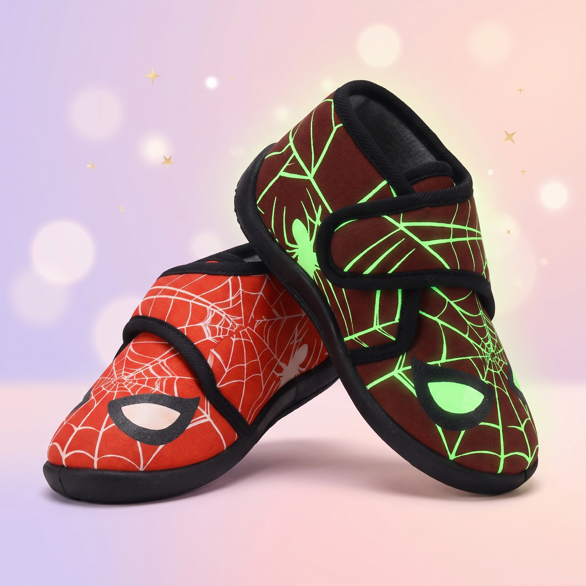 Spider-Man pantofi de interior luminosi, pe umeras