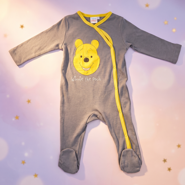 Disney Winnie de Pluș salopetă bebeluși, licență Winnie the Pooh, foto boutique Mini Magic Kids - fata